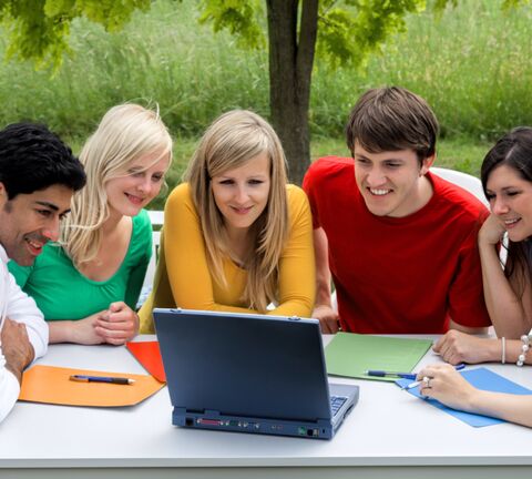 Studenten vor einem Laptop am Tisch im Freien - Foto von RelaxFoto.de